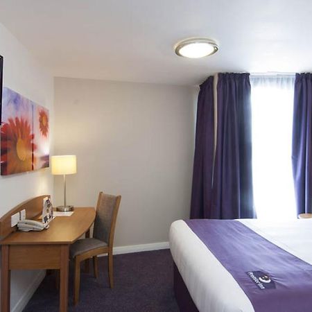 קרואולי Premier Inn London Gatwick Airport South - London Road מראה חיצוני תמונה