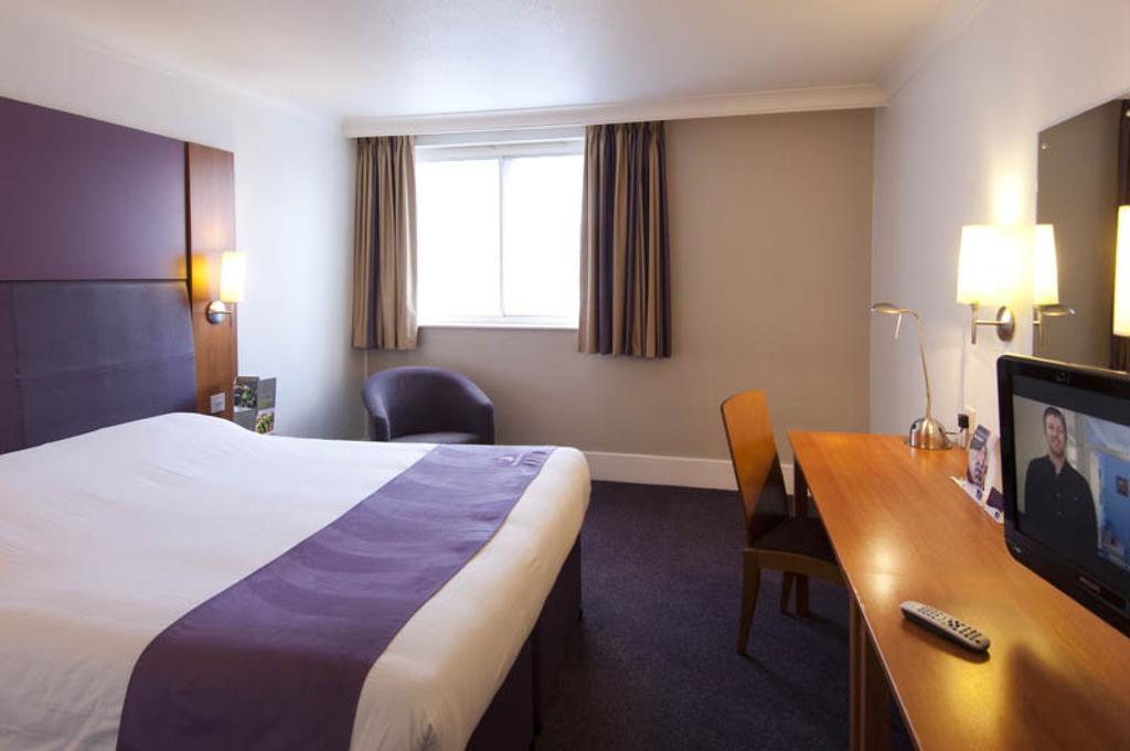 קרואולי Premier Inn London Gatwick Airport South - London Road מראה חיצוני תמונה