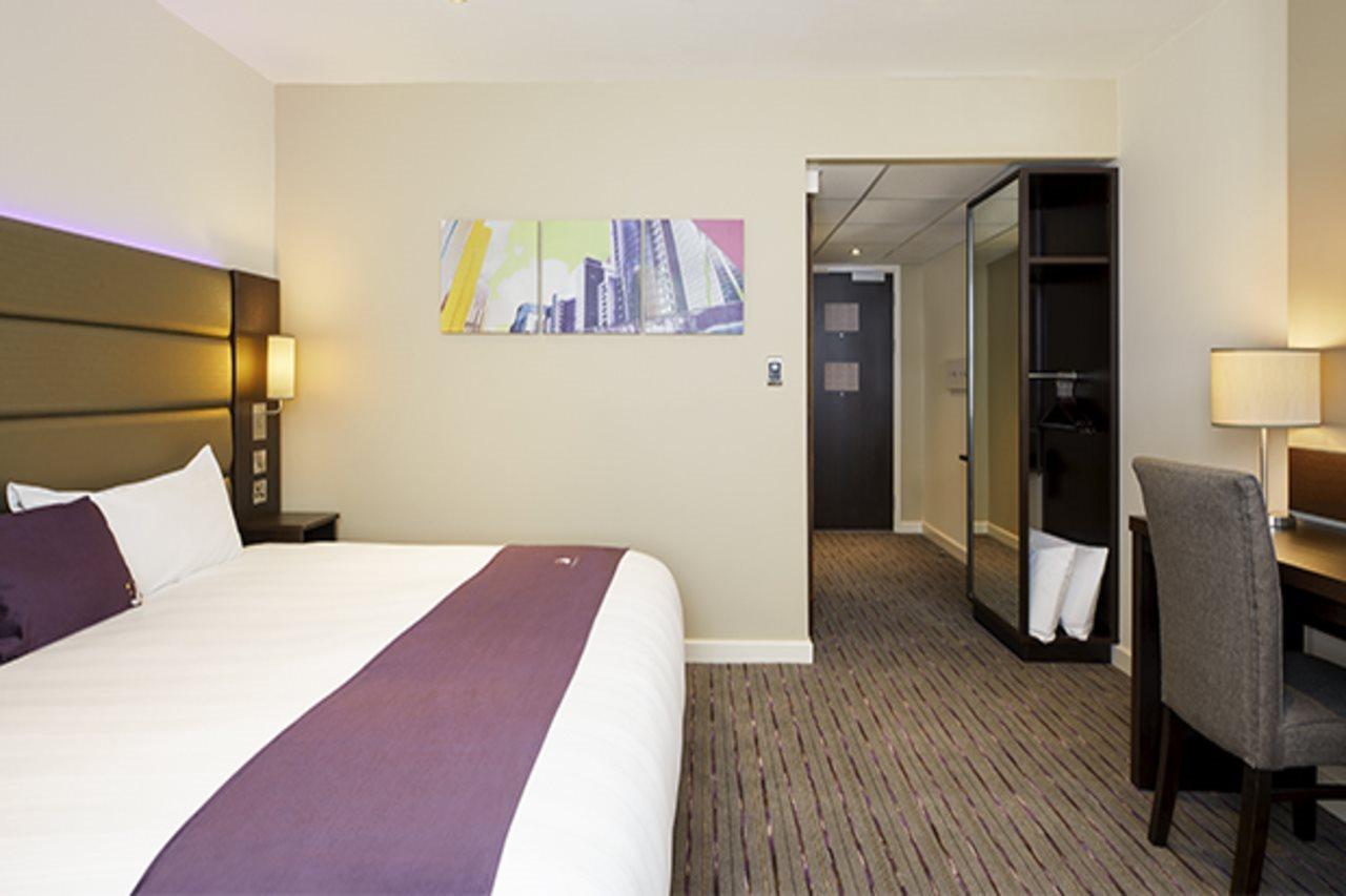 קרואולי Premier Inn London Gatwick Airport South - London Road מראה חיצוני תמונה