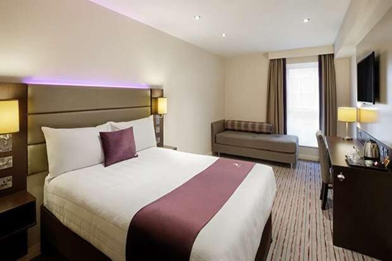 קרואולי Premier Inn London Gatwick Airport South - London Road מראה חיצוני תמונה