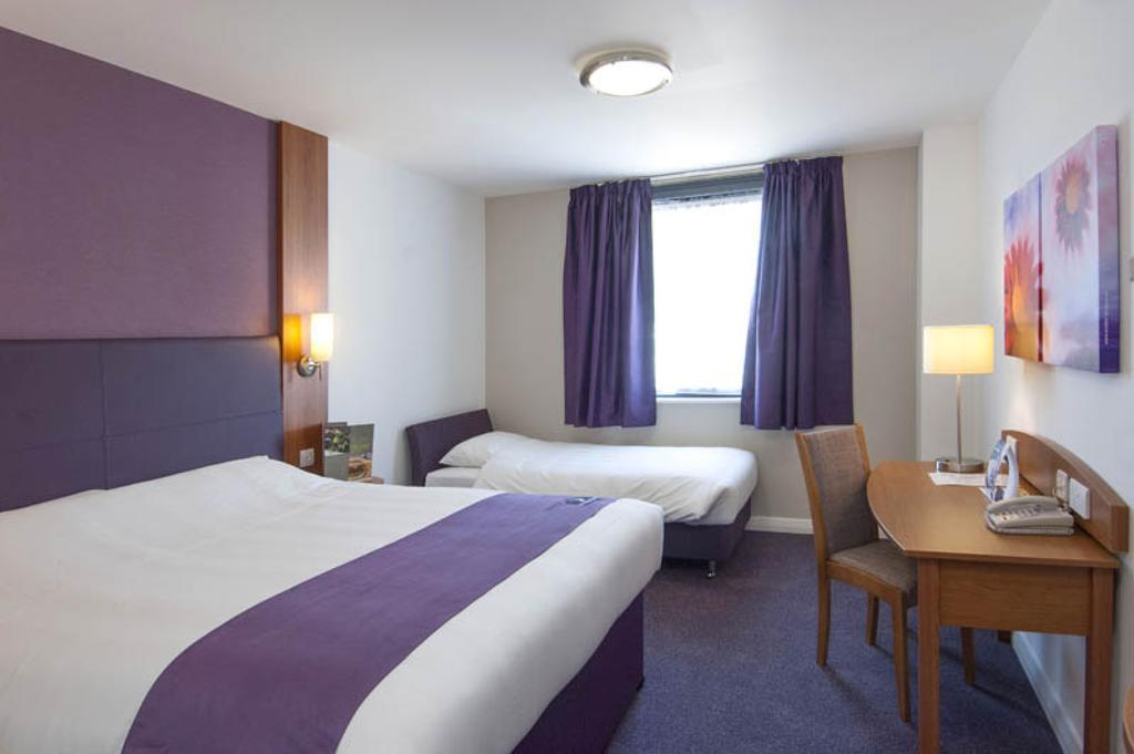 קרואולי Premier Inn London Gatwick Airport South - London Road מראה חיצוני תמונה