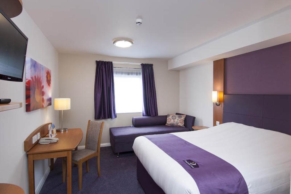 קרואולי Premier Inn London Gatwick Airport South - London Road מראה חיצוני תמונה