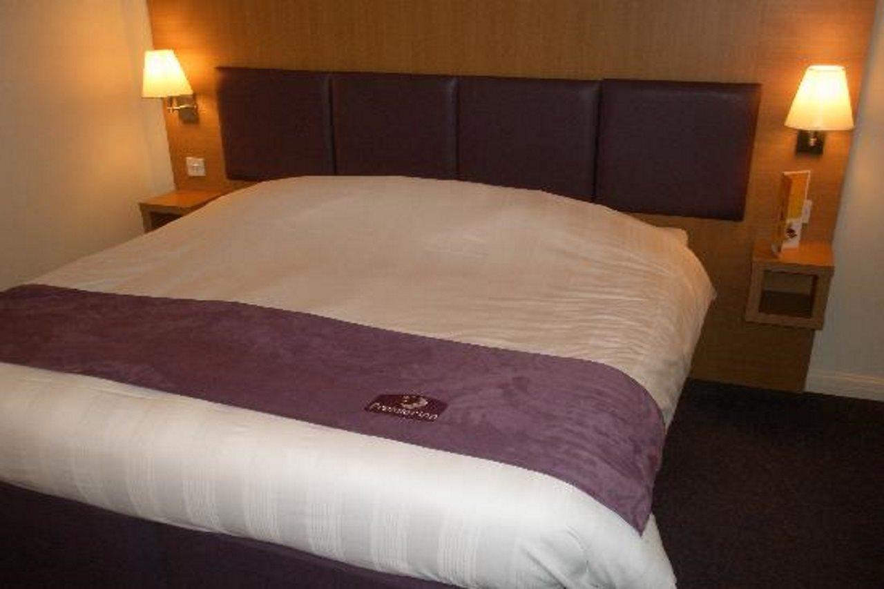 קרואולי Premier Inn London Gatwick Airport South - London Road מראה חיצוני תמונה