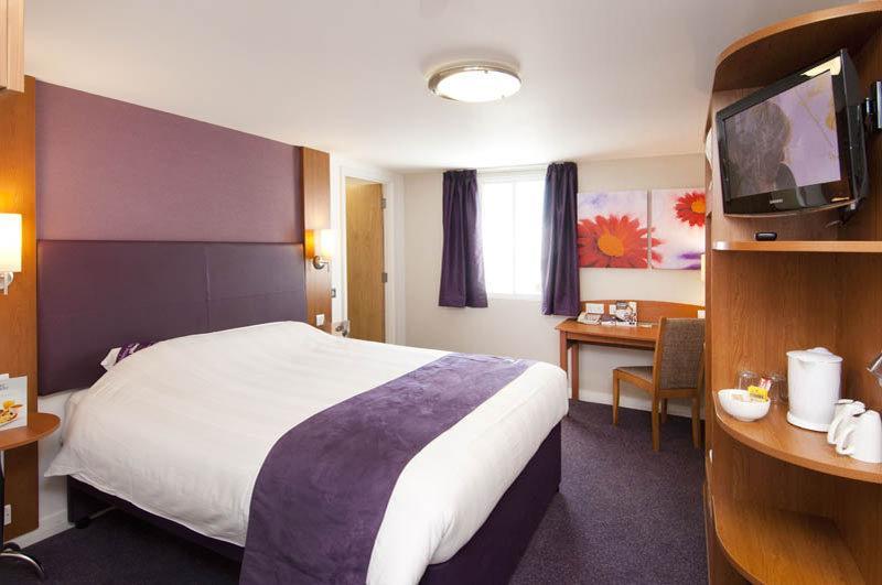 קרואולי Premier Inn London Gatwick Airport South - London Road מראה חיצוני תמונה