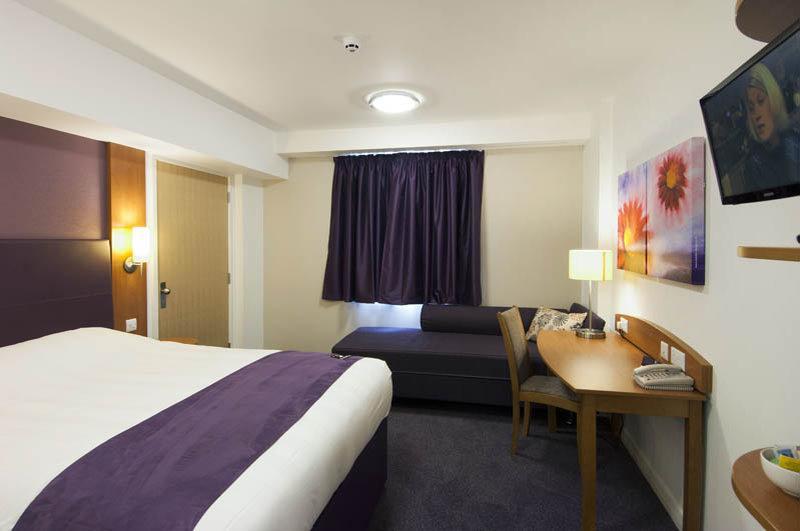 קרואולי Premier Inn London Gatwick Airport South - London Road מראה חיצוני תמונה