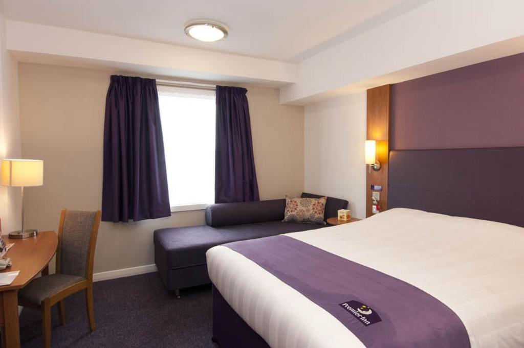 קרואולי Premier Inn London Gatwick Airport South - London Road מראה חיצוני תמונה